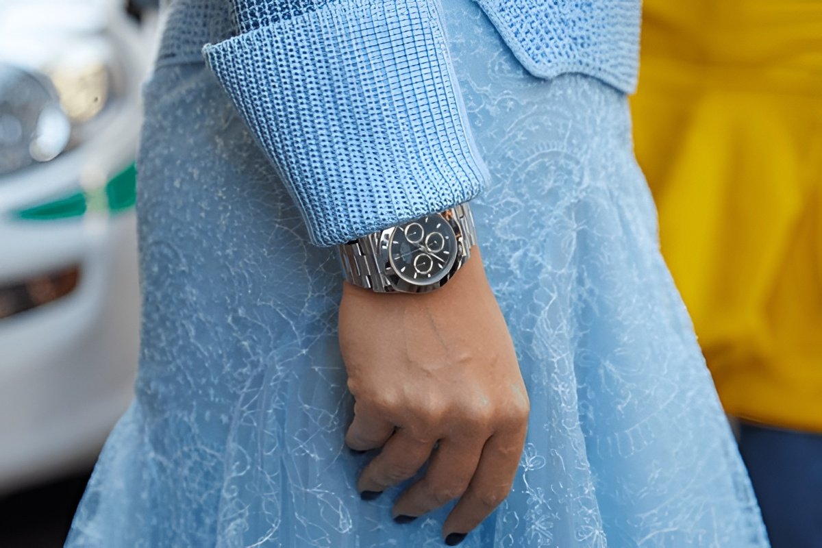 woman-with-used-rolex-daytona