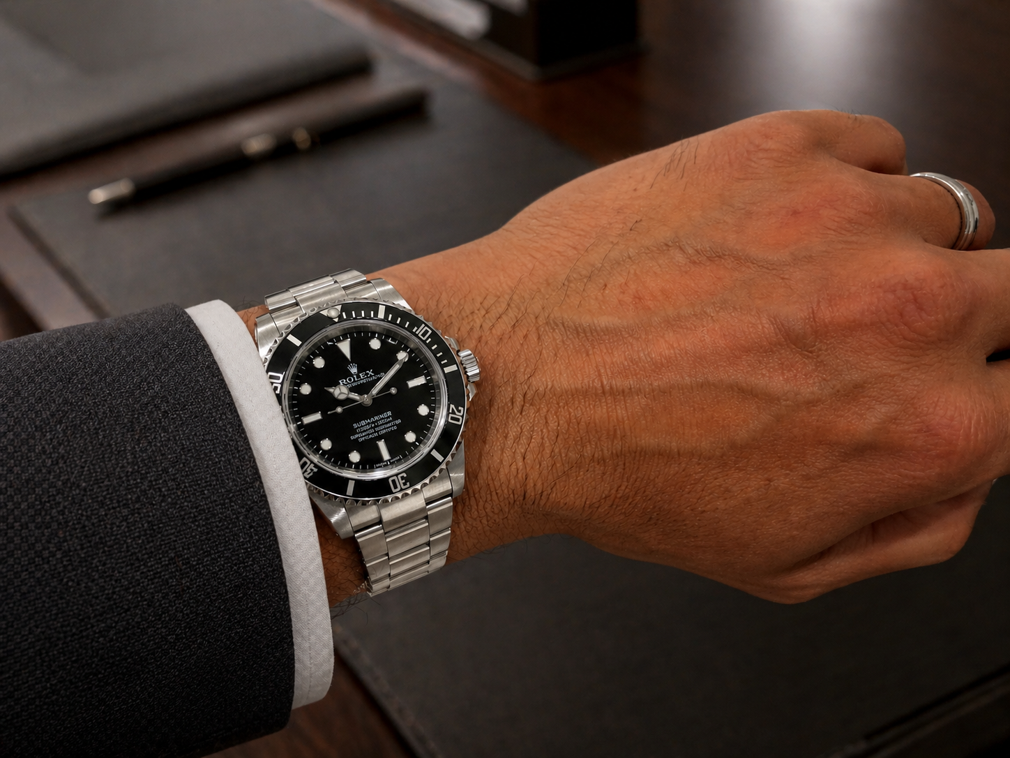 mans-hand-with-rolwx-submariner-on-the-wrist