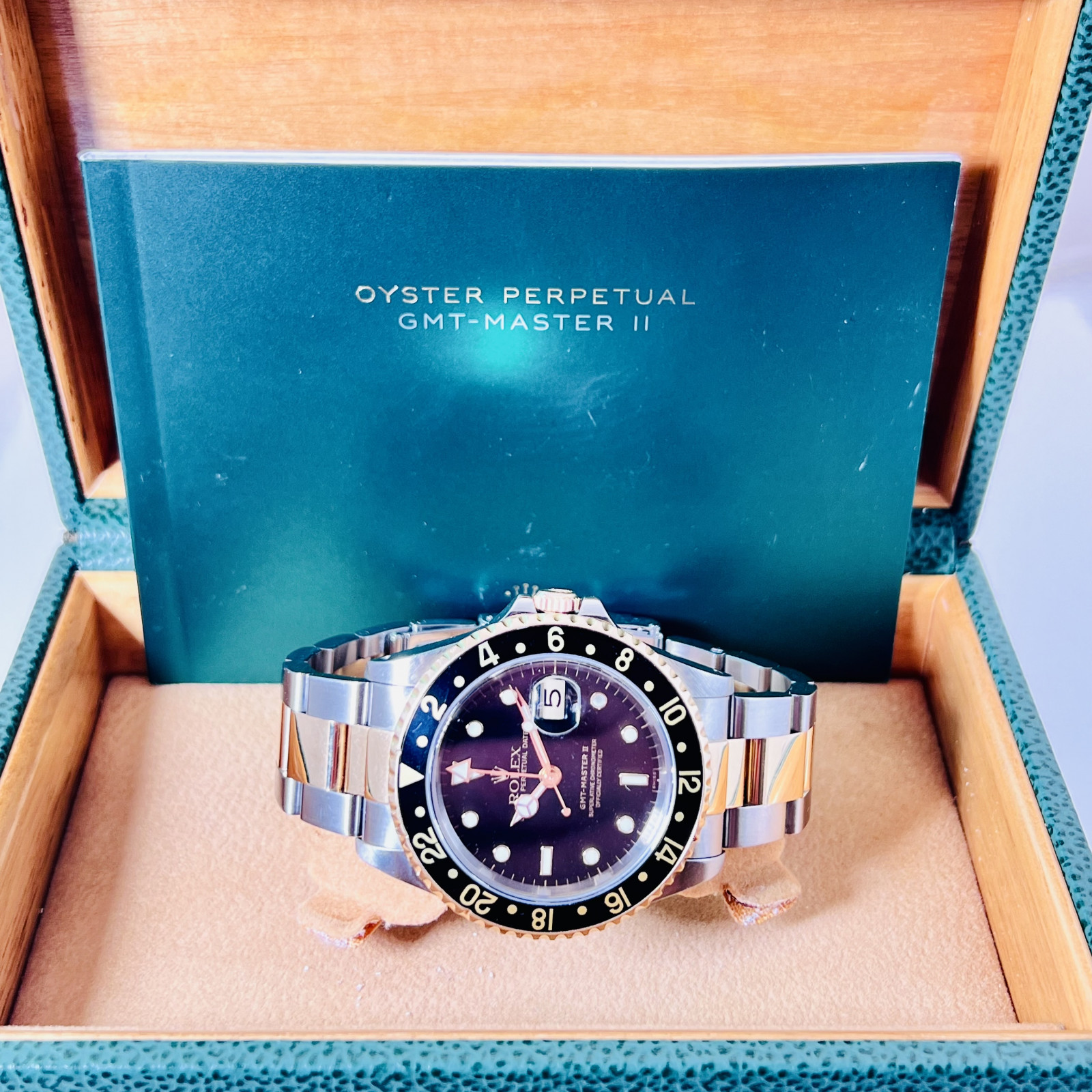 Kollektive svag Arbitrage Buy, Trade & Sell Pre-Owned Rolex GMT-Master II 16713 Stainless Steel, 18kt  Yellow Gold & Stainless Steel 40 mm Luminous Dots & Index On Gold |  Ermitage Jewelers